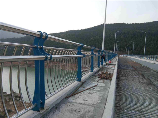 南京不锈钢桥梁护栏的特点及其在桥梁安全中的重要作用