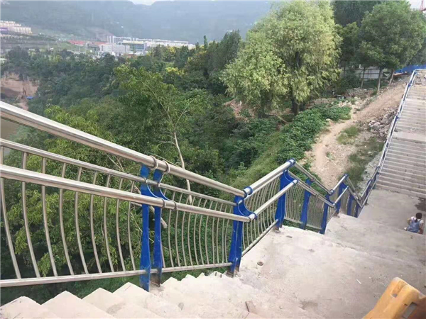 南京不锈钢复合管护栏的特点与优势