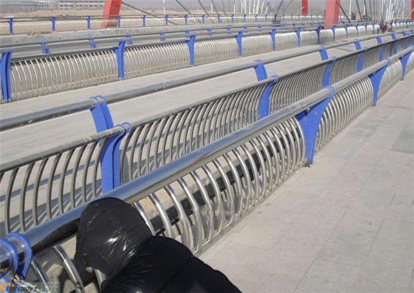南京不锈钢复合管护栏一种安全而耐用的防护解决方案